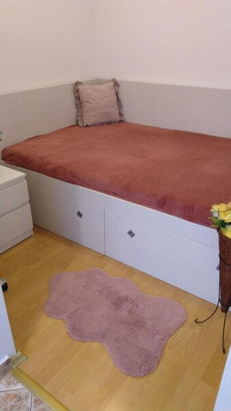 Trapezului, Titan, 1 Decembrie